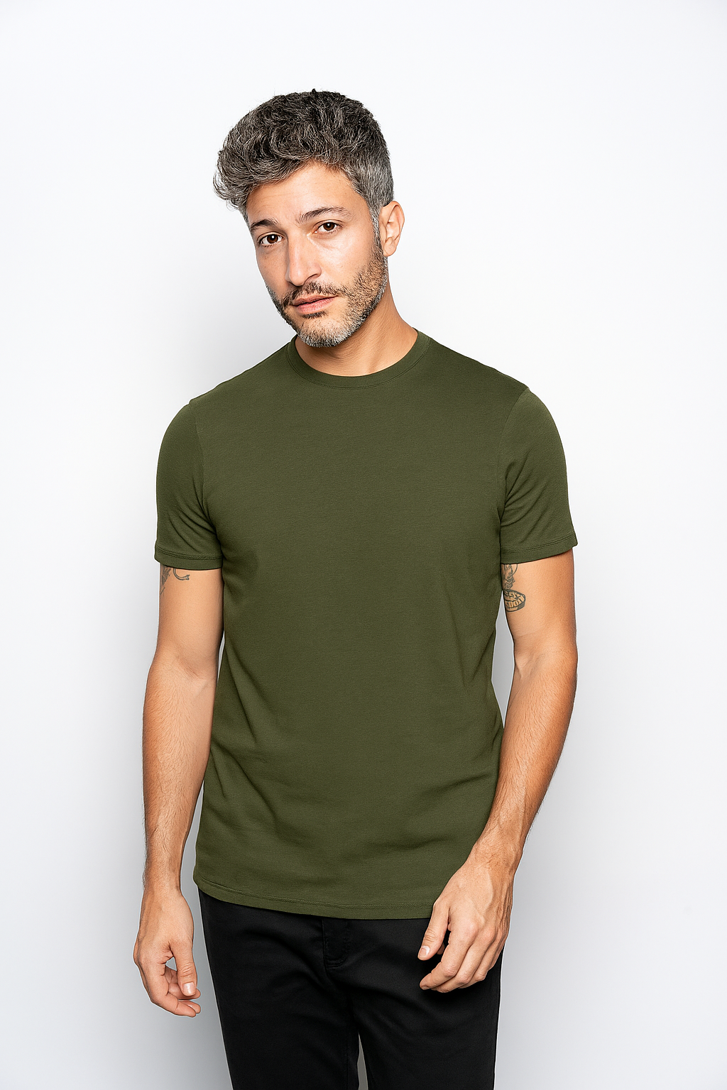 CAMISETA SLIM FIT SEM LOGO VERDE MUSGO - GOLA O