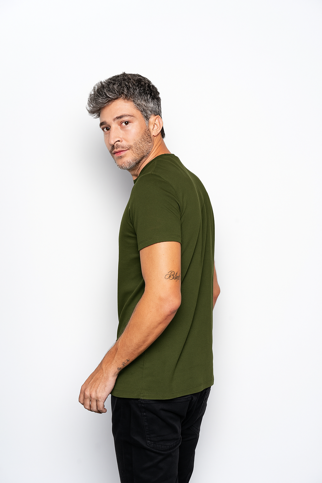 CAMISETA SLIM FIT SEM LOGO VERDE MUSGO - GOLA O