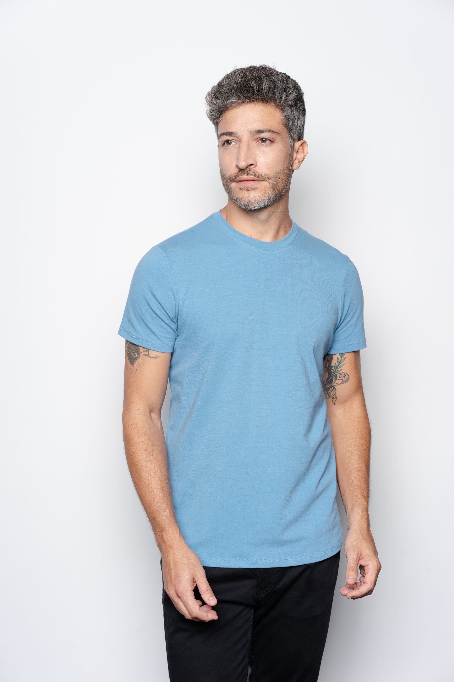 CAMISETA SLIM FIT SEM LOGO AZUL DENIM - GOLA O