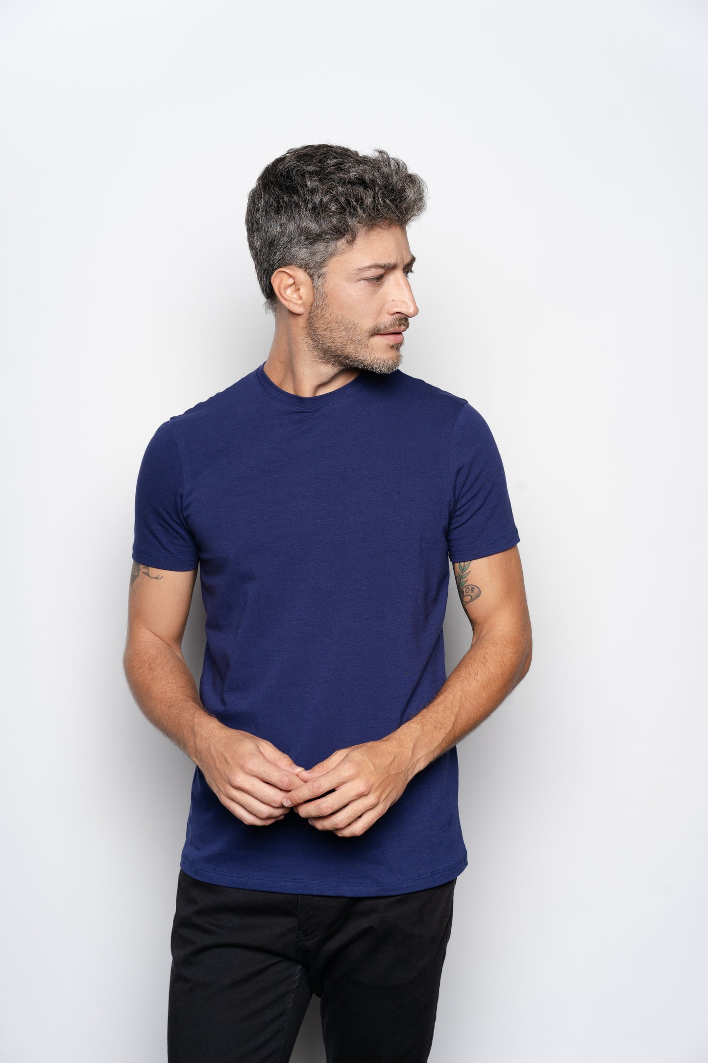 CAMISETA SLIM FIT SEM LOGO AZUL - GOLA O