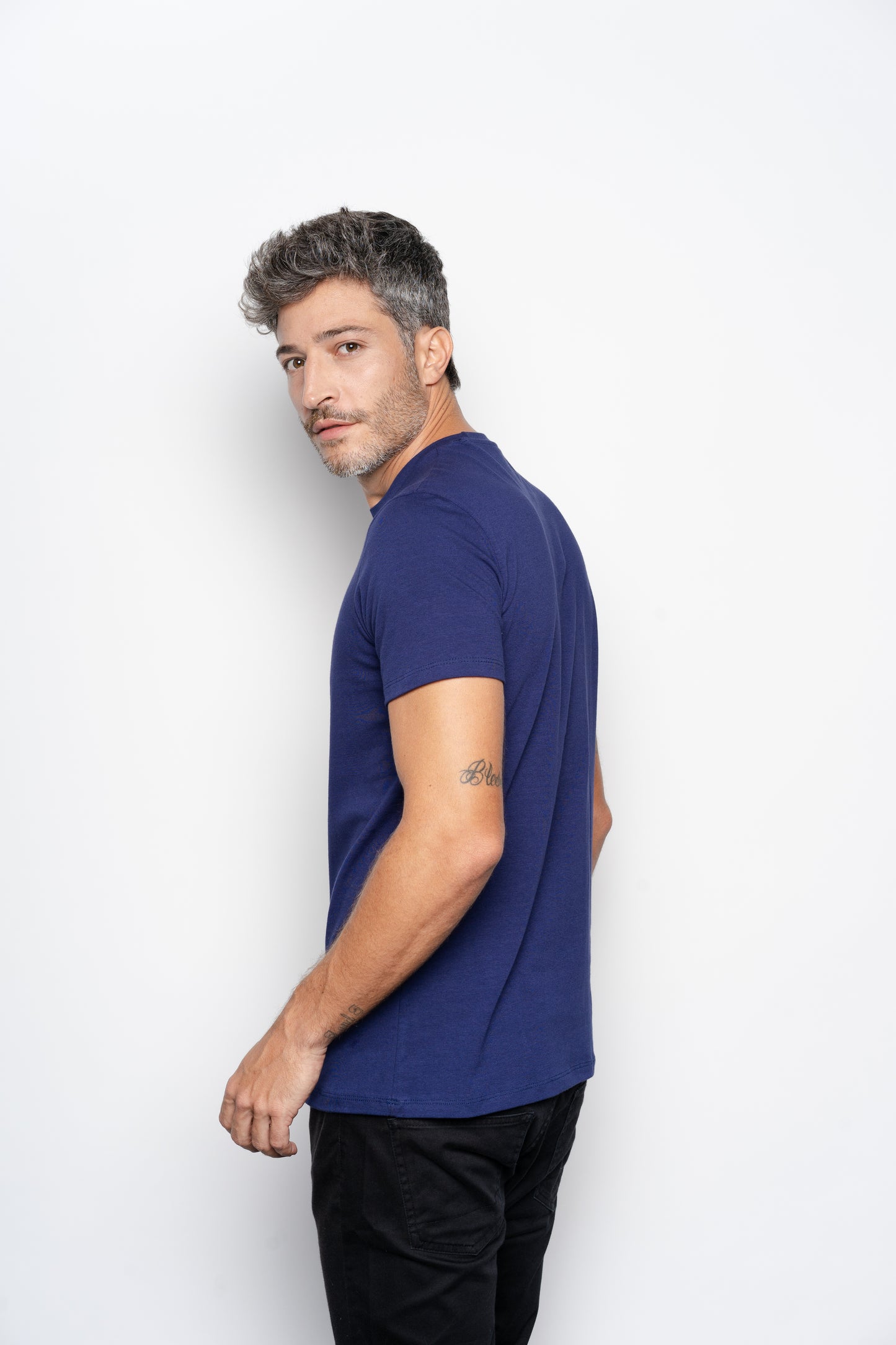 CAMISETA SLIM FIT SEM LOGO AZUL - GOLA O