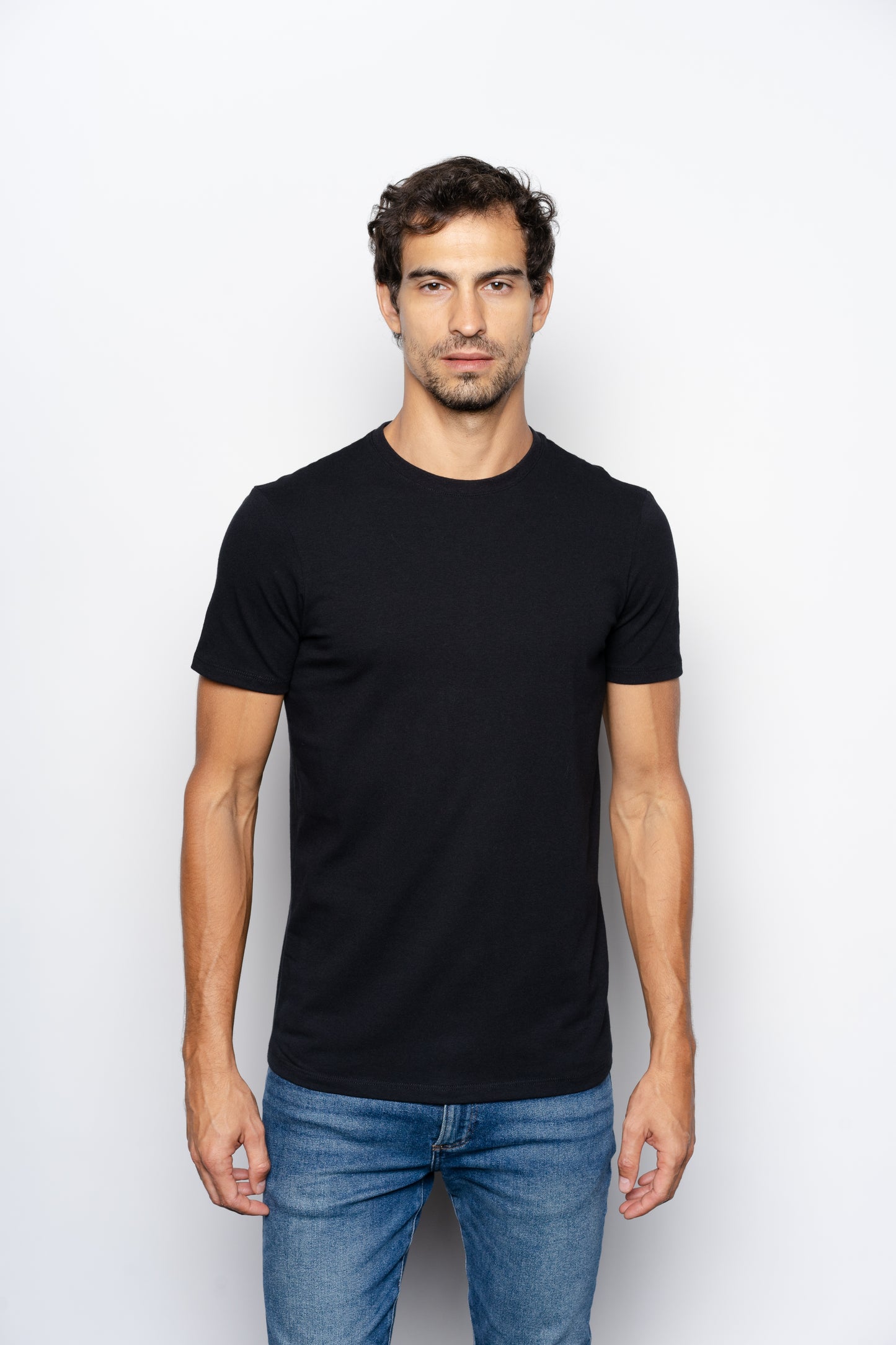 CAMISETA SLIM FIT SEM LOGO PRETA - GOLA O