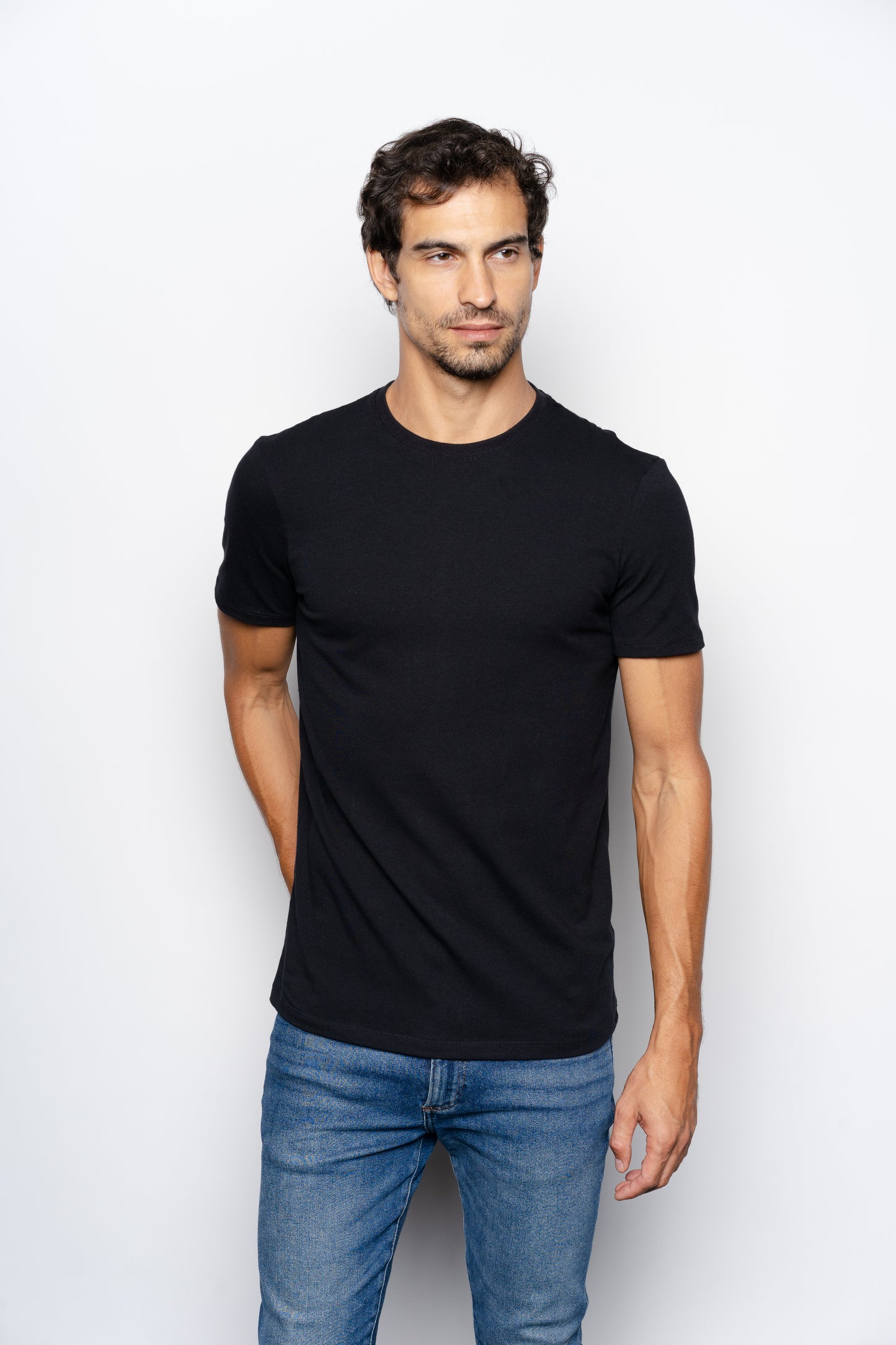 CAMISETA SLIM FIT SEM LOGO PRETA - GOLA O