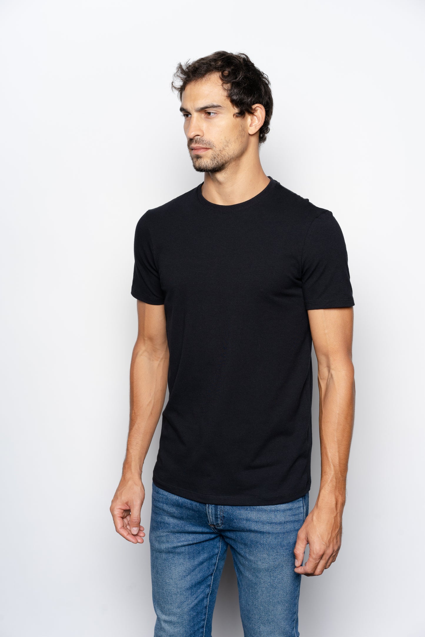 CAMISETA SLIM FIT SEM LOGO PRETA - GOLA O