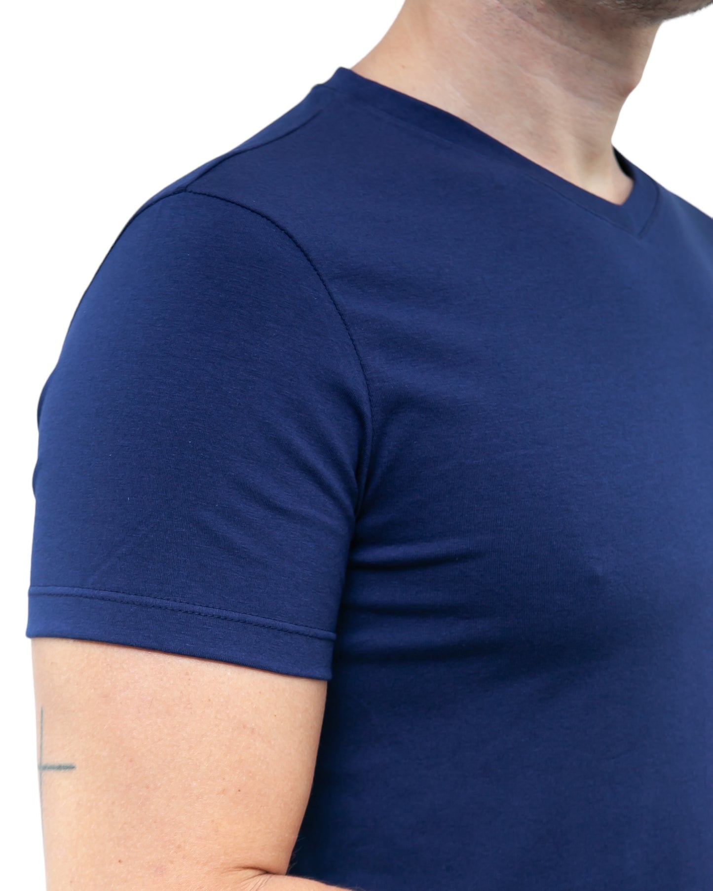 CAMISETA SLIM FIT SEM LOGO AZUL - GOLA V